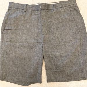 Linen “Ludlow” dress shorts.